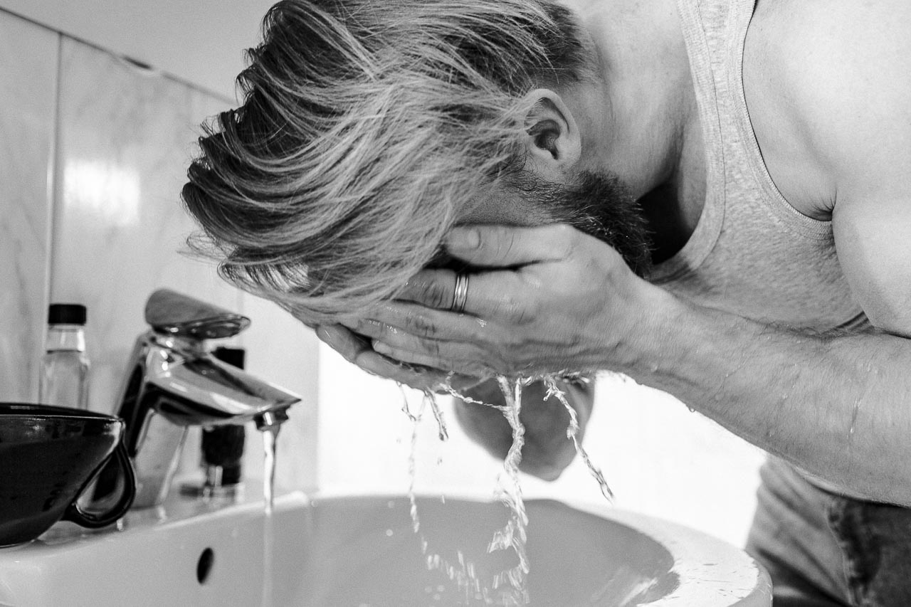 Auch als Mann darf man sich hin und wieder der Reinigung des eigenen Gesichts hingeben. Haut und Bart werden es dir danken, wenn du es richtig angehst.