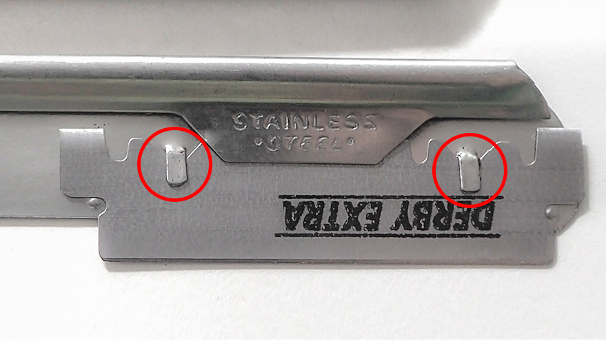 Standard Rasierklinge 43mm in einem Klingenhalter für ein Wechselklingenmesser mit Push Type Blade Load (PTB).