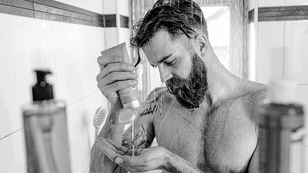 Als moderner Mensch badest du nur zur Entspannung. Die Reinigung vollziehst du unter der Dusche und genau da kommt ein Duschgel sehr praktisch aus Tube oder Spender.