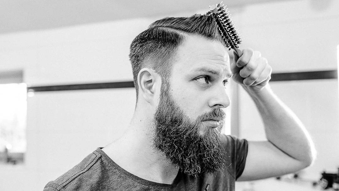 Ein Kamm ist nicht immer die erste Wahl, wenn es um deine Haare geht. Eine Haarbürste ist gerade unter Männern oft schändlich unterschätzt und kann dir bei kurzen und langen Haaren helfen, dein Styling zu perfektionieren.