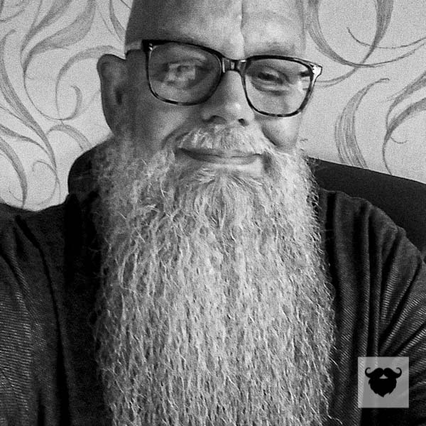 Andreas präsentiert seinen mächtigen ZZ ♥ Schau dir jetzt auf blackbeards.de unsere Ratgeber an und erfahre, wie du dieses Wunderwerk an Bartpracht zähmst.