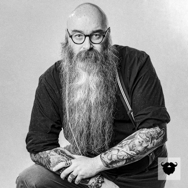 Gerwin zieht die Blicke der Neider auf sich mit seinem prachtvollen ZZ ♥ Schau dir jetzt auf blackbeards.de unseren Bartstil Guide zum Style dieser Legenden an.