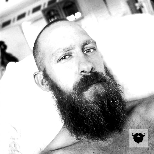 Stephan mit prächtigem Vollbart ♥ Alles für eine gepflegte, volle Bartpracht findest du auf blackbeards.de.