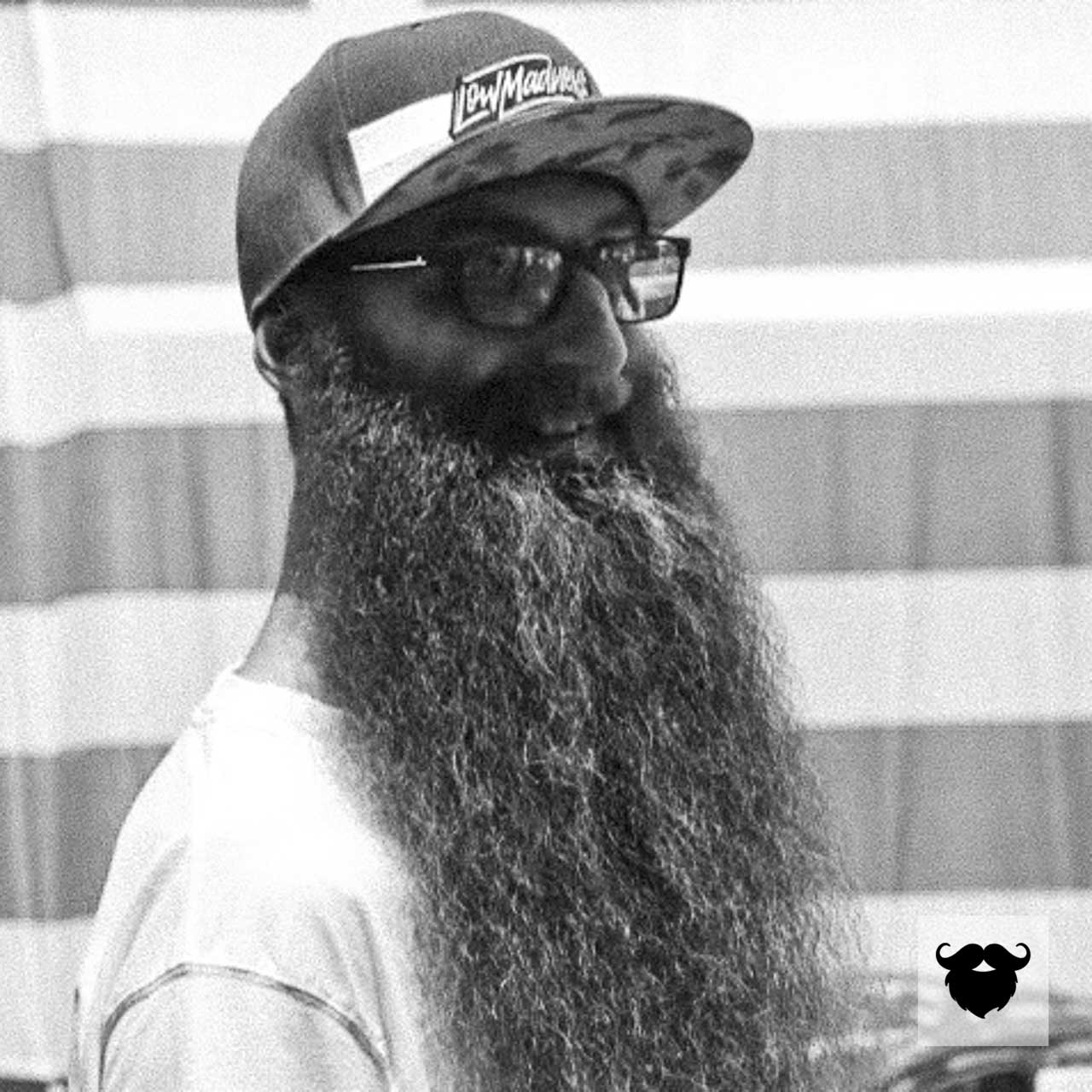 Dennis präsentiert seinen mächtigen ZZ ♥ Schau dir jetzt auf blackbeards.de unsere Ratgeber an und erfahre, wie du dieses Wunderwerk an Bartpracht zähmst.