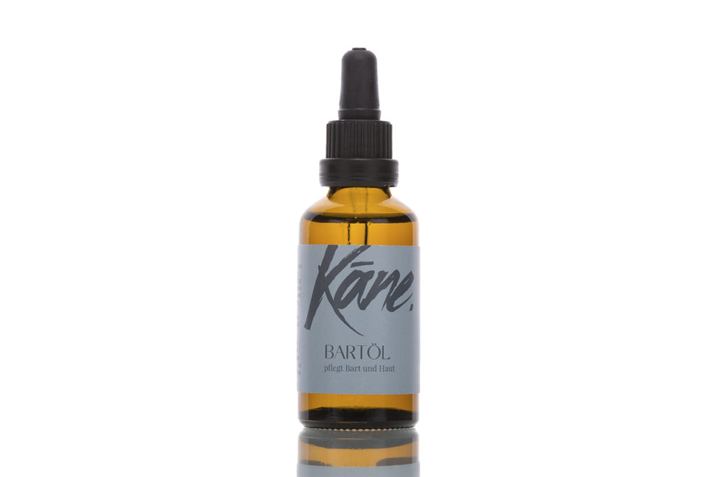Das Bartöl von Kāne punktet durch seine naturnahe Rezeptur, eine nachhaltige Produktion und einem angenehm holzig-fruchtigen Wohlgeruch. 