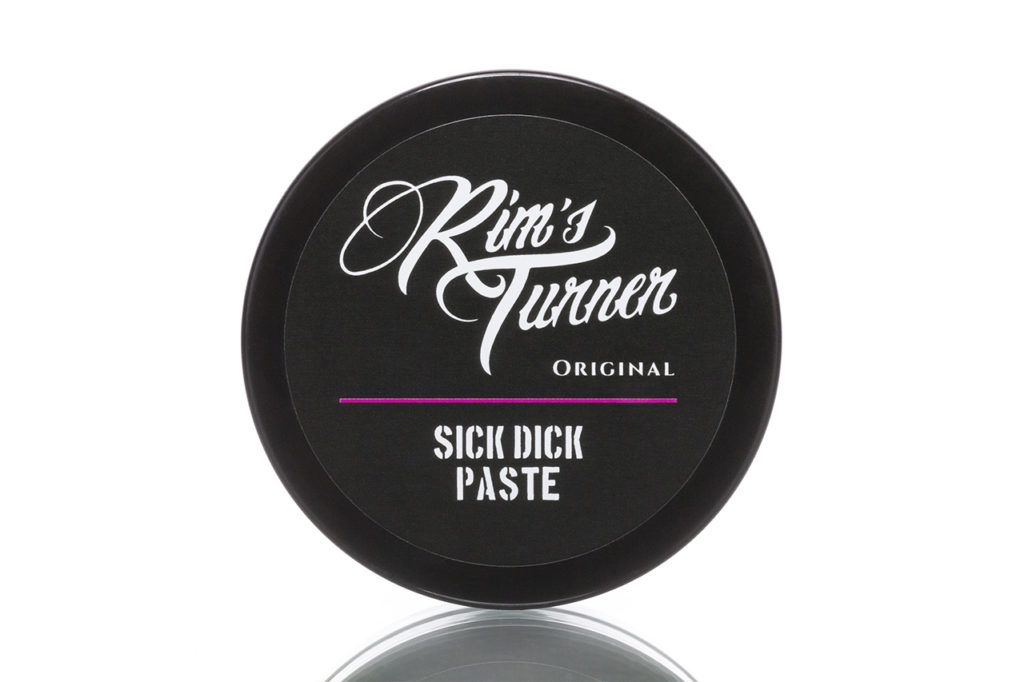 Der After Shave Balsam Sick Dick Paste von Rim's Turner Original bildet den perfekten Abschluss deiner Intimrasur und die enthaltene Shea Butter beruhigt im Zusammenspiel mit wertvollem Kamillenöl deine gereizte Haut.