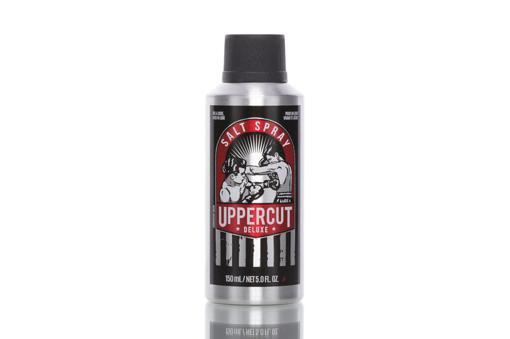 Damit dein Styling jeden noch so schwungvollen Aufwärtshaken übersteht, gibt es nun das Haarstyling Salt Spray von Uppercut Deluxe.