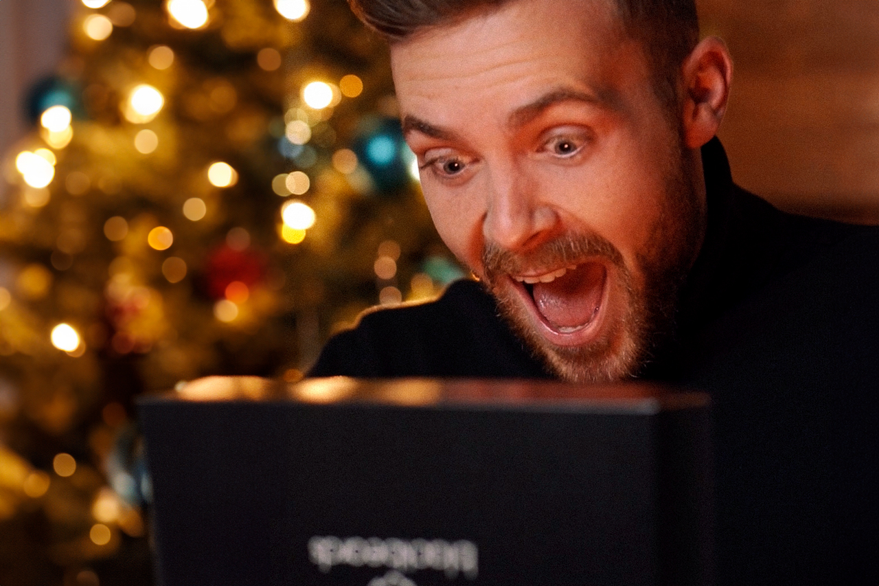 Ein glücklicher Mann freut sich über sein Weihnachtsgeschenk von blackbeards.