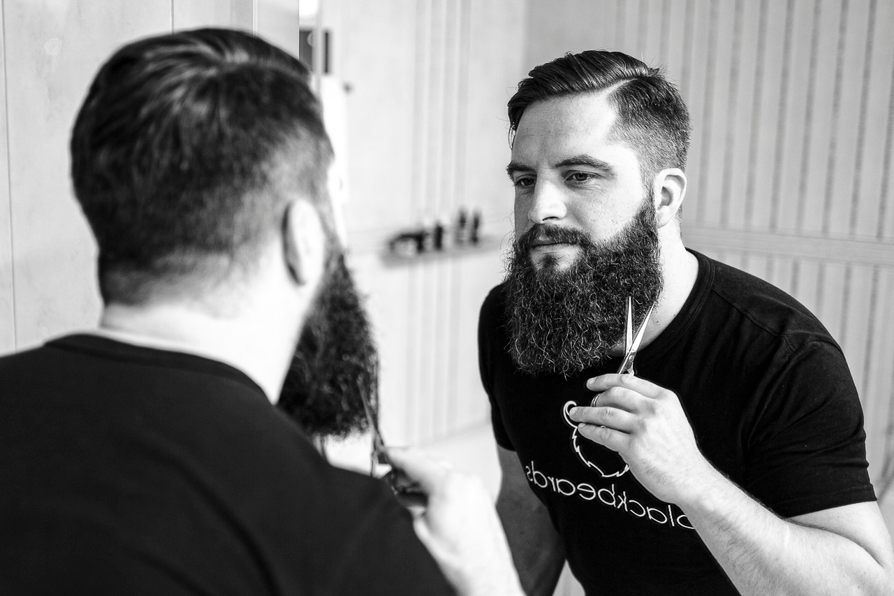 Unsere Bartpflege-Tipps. Um deinen Geldbeutel zu entlasten: Trimme deinen Bart zwischen deinen Barbier-Besuchen einfach selbst.
