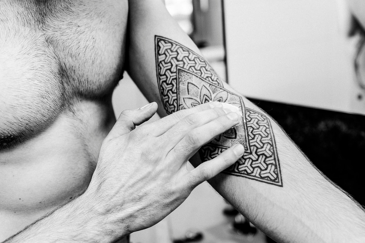 Tattoo richtig pflegen – Tipp #4: Pflege dein Tattoo auch nach dem Abheilen, um es vor dem Verblassen zu schützen.