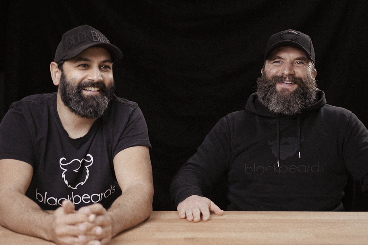 Attila und Mike von blackbeards haben Spaß vor der Kamera.